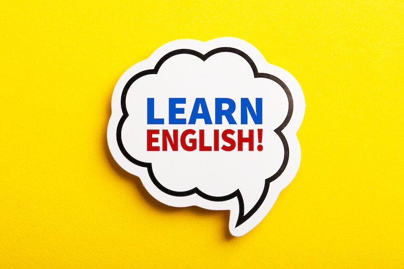 知覚能力 > 産出能力”>　最後になりますが、<strong>中学からは英語の授業をすべて英語で</strong>行うことに関して、簡単に触れておくことにしましょう。<br>
　小学校では聞くことと話すことを中心に学習が進み、700語程度を学ぶわけですから、それによって「英会話の基礎は身につけた」との前提でオールイングリッシュの授業が始まっているようです。<br>
　僕は、高校で留学したことで、英語でも授業を受けられる程度の英語力を身につけました。しかし、留学していなければ、まさか「英語の授業を英語で受けられる」ほどの英語力は持ち合わせていません。もう少し分かりやすい例を挙げてみましょう。<br>
　日本人の大人たちは、大学まで行っているのであれば、8年から10年は英語教育を受けてきたことになります。その前提で「英語で授業」なのであれば、分からないことはありません。しかし、例えば「大学の第二外国語の授業」をすべてその言語で、つまりフランス語なりドイツ語なり、中国語なりで受けるとなったら、相当戸惑いますし、学外で「文法や訳読」の練習を余儀なくされるはずです。<br>
　「いやいや、それとは違う。なんといっても小学校５・６年で２年間140コマにわたり英会話をやっているのだから、中学からはオールイングリッシュで大丈夫」と言われれば、「そうか、僕の頭が悪いだけか」と諦めざるを得ないでしょう。<br>
　しかし、日本人の国語教師が歌ったり踊ったりしながら、楽しく英語に触れたり、会話の定型を学習することを２年間続ければ「英会話の基礎」は身について、オールイングリッシュでの授業が可能になるのであれば、おそらく、もはやすべての日本人はオールイングリッシュで英語の授業を受けられるレベルに達していることは間違いないでしょう。ただ、残念ながら、「現実はそうなってはいない」と感じるのは僕だけではないでしょう。
<hr></p>

<h2 id=