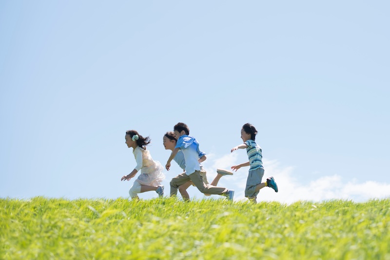 外国語の音声知覚の形成は早期ほど有利だが、可塑性は生涯残る